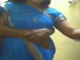 Tamil aunty fucks herself on camera