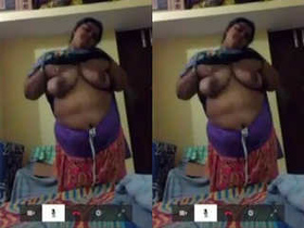 Indian bhabhi reveals her big boobs in exclusive video