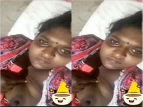 Indian Bhabhi flaunts her big boobs in video call