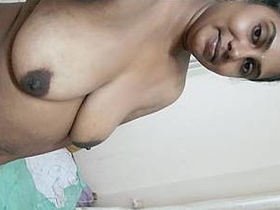 Desi aunty masturbates with her fingers in front of the camera