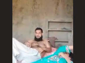 Lack of privacy leads to steamy Pakistani couple sex video