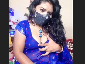 Indian aunty flaunts her buttocks during a live performance