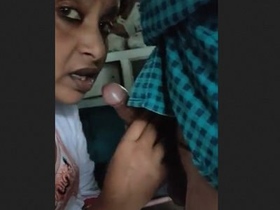 Aunty Randi gives a clear-spoken BJ with Hindi commentary