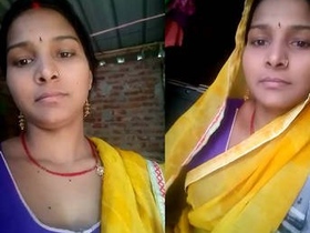Desi wife reveals her sexy pussy in village video
