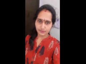 Mature Desi bhabi flaunts her big ass in a video
