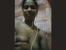 Indian woman records herself for a man's pleasure