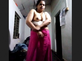 Mature Bhabhi flaunts her hot and bouncy butt