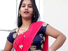 Shivani Thakur's sexy milk show with her navel exposed