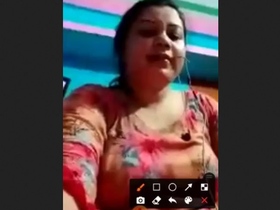 Indian bhabie flaunts her curves in a steamy video