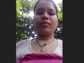 Indian girl flaunts her breasts and pussy in a steamy video