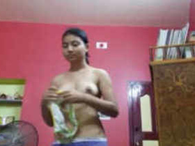 Desi Indian girl indulges in nude selfies