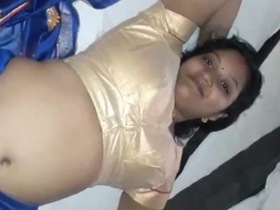 Attractive chubby Indian bhabi