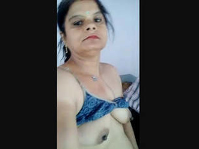 Bhabhis' erotic dance routine in the nude