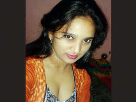 Desi beauty flaunts her big breasts in seductive video