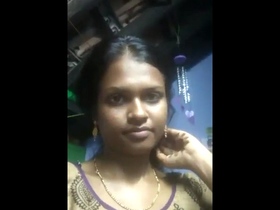 Indian babe in a saree gets naughty in homemade video