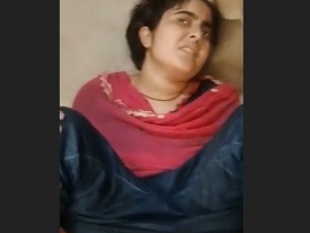 Pakistani bhabi shows off her perfect smile in a naughty video
