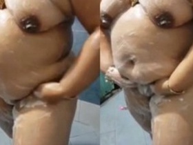 Mallu Aunty's steamy bath time
