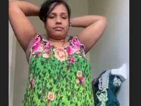 Watch this beautiful Desi aunt from the village flaunt her body