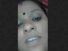 Desi housewife reveals her breasts in a video
