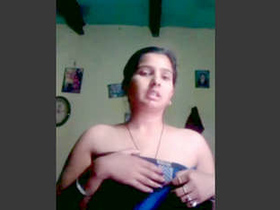 Desi bhabi flaunts her body in a village setting