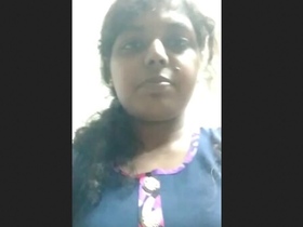 Indian girl reveals her body in explicit video