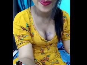 Desi beauty performs seductive show on webcam