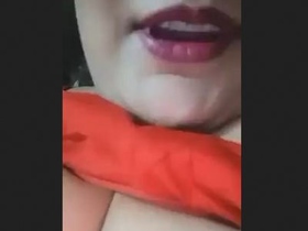 Indian aunty's live show features pussy licking
