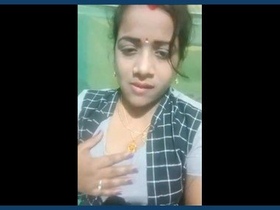 Watch this sexy bhabhi flaunt her beautiful face and pussy in a steamy video