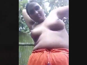 Mature village bhabhi takes a bath in the open air