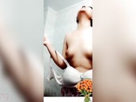 Pakistani girl's nude MMS reveals her desi beauty and desire for sex