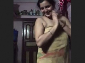 Indian housewife flaunts her curves in village setting