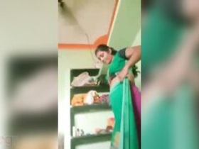 Indian housewife gets jerked off by her lover in a steamy video