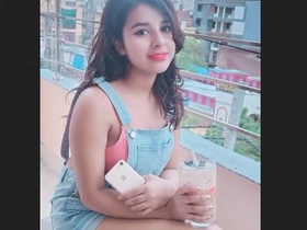 Teen webcam girl shows off her body and skills in MMS video