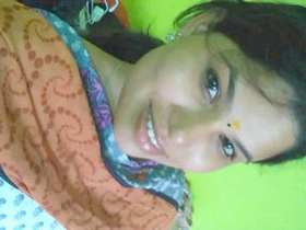 Busty desi babe in salwar top gives a sensual solo show