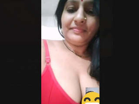 Married Bhabi flaunts her beauty and seduction via video call