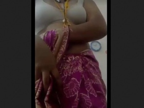 Tamil aunty flaunts her nude body in private video