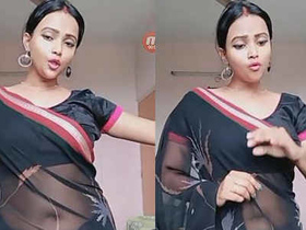 Busty babe flaunts her belly button in a saree