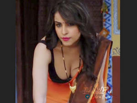 Indian wife flaunts her alluring curves in a saree