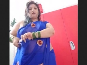 Desi bhabi flaunts her curves in a sexy saree