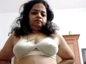 Desi auntie from Kerala gets naughty in solo video