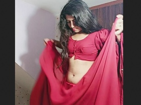 Desi babe shows off her gorgeous body in a solo video