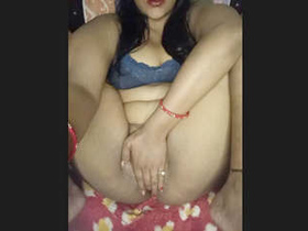 Modern Indian bhabhi reveals her sexy pussy in video