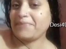 Desi aunty showcases her curvy body in a steamy video