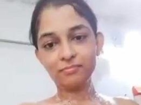 Mumbai girl gets naked in a bathroom for sexy video