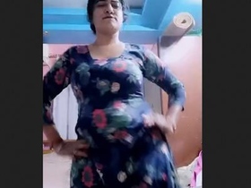 Manju Bhabhi's sultry dance and seductive moves in a live video