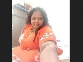 Curvy Desi aunty flaunts her big pussy