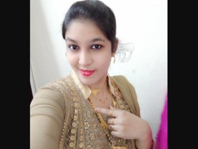 Stunning bhabhi in hot MMS video