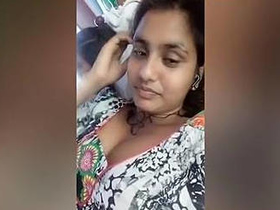 Desi girl flaunts her curves while chatting online