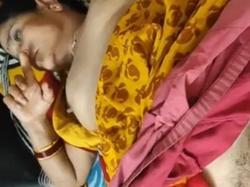 Mature aunty's sexy pussy still gets attention
