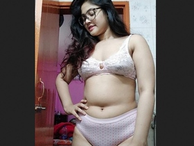 Sensual Bengali girl's big video: A steamy encounter